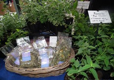 Naast de verse planten de verpakte kruiden en specerijen.