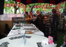 De feesttent met bar. Daar kon men proeven van het bier van De Leckere.