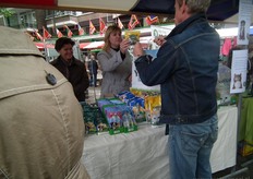 "Adriëtte Breemans en Jolanda Huizing van Yarrah. "De honden die met hun baasjes mee zijn, kunnen bij ons iets lekkers proeven."