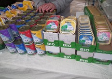 "Actie met het biologische kattenvoer. "De markt is echt goed geregeld. Toen we hier vanmorgen aankwamen, hoefden we alleen nog maar zelf de stand in te richten", aldus Jolanda."