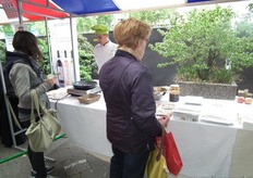 Taoufik stond voor de ogen van de bezoekers seitan van Bertyn te bereiden.