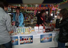 Marja Wijnen en Louise laten producten uit het assortiment van De Nieuwe Band proeven.