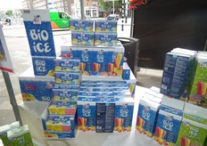 Hij prees deze ijsjes aan.