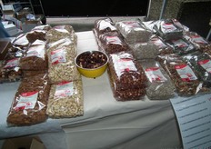 De noten die in het eigen pand van TerraSana verpakt worden.