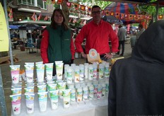 Ilse Reitsma en Marcel Jezuit gaven uitleg over de verzorgingsproducten van De Traaij.