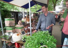 Edwin Flores licht de producten van Casa Foresta toe.