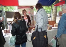 Roos Dijkstra laat mensen proeven van Numi-thee.