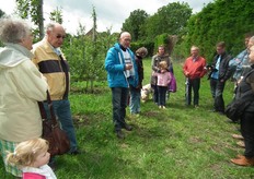 Fruitteler Pieter Jans Jansonius leidde de bezoekers rond in de boomgaard.
