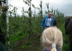 De teler vertelde dat de bomen niet te vol mogen hangen. Dit is een voorbeeld van een net te volle boom.