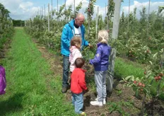 Pieter Jans zoekt samen met deze kinderen 'hun' appelboom uit. Zij hadden net voordat de rondleiding begon een appelboom geadopteerd.