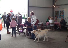 Bezoekers konden in de schuur uitrusten en een hapje en een drankje nuttigen.