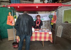 "Annie Verhagen stond namens Bionext in de schuur van De Muyehof om het project 'Adopteer een appelboom' te promoten. "Mensen die al een beetje belangstelling hebben, wil ik van net dat beetje extra informatie voorzien om hen te overtuigen." Annie informeerde hen naast de adoptie-projecten ook over de nieuwe ketenorganisatie Bionext."