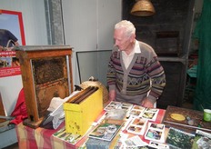 "Koos Fluijt die al vijfenzestig jaar imker is lichtte de rol van bijen voor de fruitteelt toe. "Er is behoefte aan meer drachtgebieden. Helaas het belang daarvan vaak nog niet ingezien."