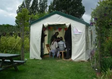 Kinderen konden in deze tent knutselen.
