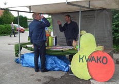 Ook Kwako liet graag proeven van de sappen die afkomstig zijn van het fruit van de Nashi-perenboomgaard