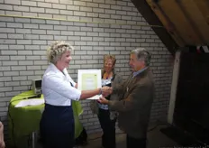 Fokke en Ella Benedictus van de Friese boerderij Yn'e Lânsdouwe zijn nu officieel ambassadeur van Wâldpyk.