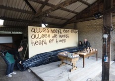 Verder op Yn'e Lânsdouwe: Loco-burgemeester Marten van der Veen van de gemeente Achtkarspelen opende het project 'Kunst bij de Boer'. Hij onthulde een kunstwerk van eetontwerper Marije Vogelzang. Vogelzang heeft met worst van Benedictus op een groot houten bord op kunst- en dubbelzinnige wijze 'Alles heeft een einde alleen de worst heeft er twee' geschreven.