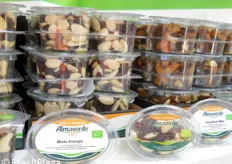 Biologische noten en gedroogde vruchten in handige snackverpakkingen.