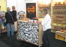 Brede range aan TerraSana-producten in de stand. Bezoekers konden onder meer de notenpasta's proeven.