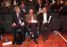 Staatssecretaris Henk Bleker schoof in de pauze aan. Achter hem Joanne Thijsse van Arla. Links op de voorgrond Dr. Ir. Jan Rotmans die na de pauze zijn presentatie gaf.