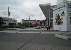 De Noordelijke ingang van het congresgebouw van Koelnmesse waar Anuga 2011 georganiseerd werd. Sponsor Maroc Export pakt groot uit op de beurs.
