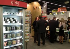 De stand van King Cuisine. Links vooraan op de foto de biologische olijven van deze producent van koelverse internationale specialiteiten