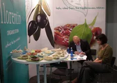 Benny Moshel van Florentin organic kitchen in gesprek met een partner.