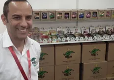 Salaheddin Zainoba laat trots de producten zien van Oskri Organics.