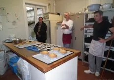 De bakker en één van de medewerkers gaven toelichting over de bakactiviteiten.