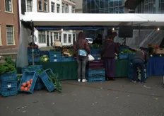 De kraam van groente- en fruitteeltbedrijf De Knotwilg uit Zuidoostbeemster.