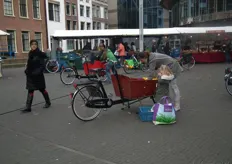 De bakfiets is het ideale vervoersmiddel voor een bezoek aan de markt, en de kinderen gaan graag mee.