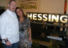 Jacco Noordhoek en Marian Hessing bij het logo van Hessing supervers.