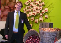"Carl van de Wiel van Agro Centre Holland: "Van juli tot oktober sorteren en verpakken we weer bio-uien."