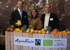 Wim de Koning, Véronique Maasdam-Mayer en Julian Arnts van AgroFair. Wim heeft de bio-bananen in zijn hand.