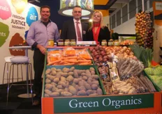 Rik Hidding van De Wenning Polen (links) en Riegiena Eefsting van De Wenning Fresh Organics (rechts) met Jan Groen (midden) in zijn stand (Green Organics)