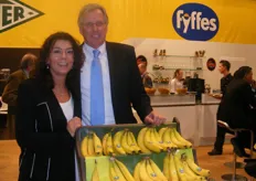Linda Ohlsen en Bas Hesselink van Fyffes met de bio-bananen van de multinational.