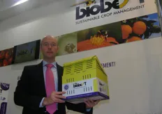 Bert Synaeve van Biobest met zijn nieuwe hommelnest waarmee wereldwijd bestuiving geregeld kan worden