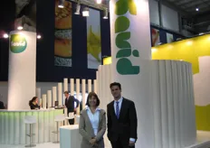 De stand van Savid International (importeur biologische bananen en mango's) met Jetta van den Berg en Martijn van Es,