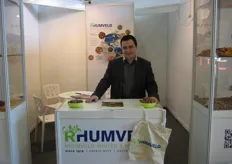 Pawel Górnicki in de stand van Rhumveld Winter & Konijn bv. Rhumveld is Europese distributeur van onder meer biologische noten, zaden en zuidvruchten.