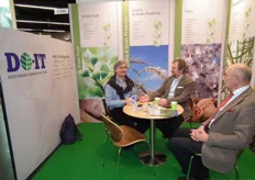 Poppe Braam (midden) van DO-IT, in gesprek met Hans Overgoor en Frederik Dosche.
