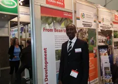 Israel Kuadzi uit Ghana krijgt de kans om een Ghanese cacaobonencoöperatie te promoten.