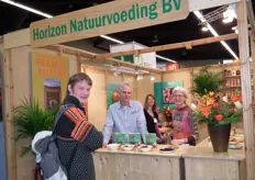 Jeroen en Alise Kramer van Horizon Natuurvoeding. De Duitser Georg, die overigens de Nederlandse taal vrij goed beheerst, laat zich informeren over het assortiment.