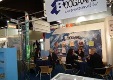 Jos Alofs (links) druk in gesprek over de producten van Boogaard International.