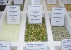 Deze foto laat de diversiteit van het aanbod van Trouw zien. Groene erwten (rechts) kunnen gesplit worden (midden) en vermalen tot meel (links). De groene kleur blijft mooi zichtbaar.