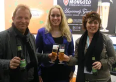 Mongozo Nederland en Canada en Global Fruit deelden de stand. Jan Fleurkens (Mongozo NL), Sjennette van der Velde (Global Fruit) en Flavia Kilger (Mongozo Canada) toosten op de goede samenwerking.