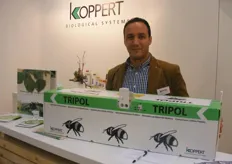Yosef Ouhlous met de Tripol. Het hommelnest van Koppert Biological systems speciaal voor de fruitteelt.