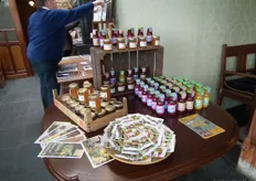 De producten waar het om draaide: honing van imkerij De BIJzaak, de zakjes met bij-vriendelijke bloemenzaden (initiatief in het kader van het Jaar van de Bij, van de Bijenstichting, Bionext, De Bolster en Eosta) en rechts wat flesjes van Rootz.