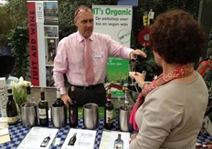 Kees Rooijers schenkt een van zijn biologische wijnen aan de geïnteresseerde proever