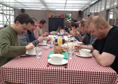 Het team van Zorgtuinderij De Kweektuin geniet elke middag samen van een lunch, gemaakt met producten uit eigen tuinderij.