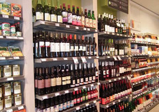 "Nieuw zijn ook de specialiteitenkasten. Bas heeft ervoor gekozen om de focus op wijn te leggen. "We gaan ook wijnen afnemen van lokale wijnleveranciers."